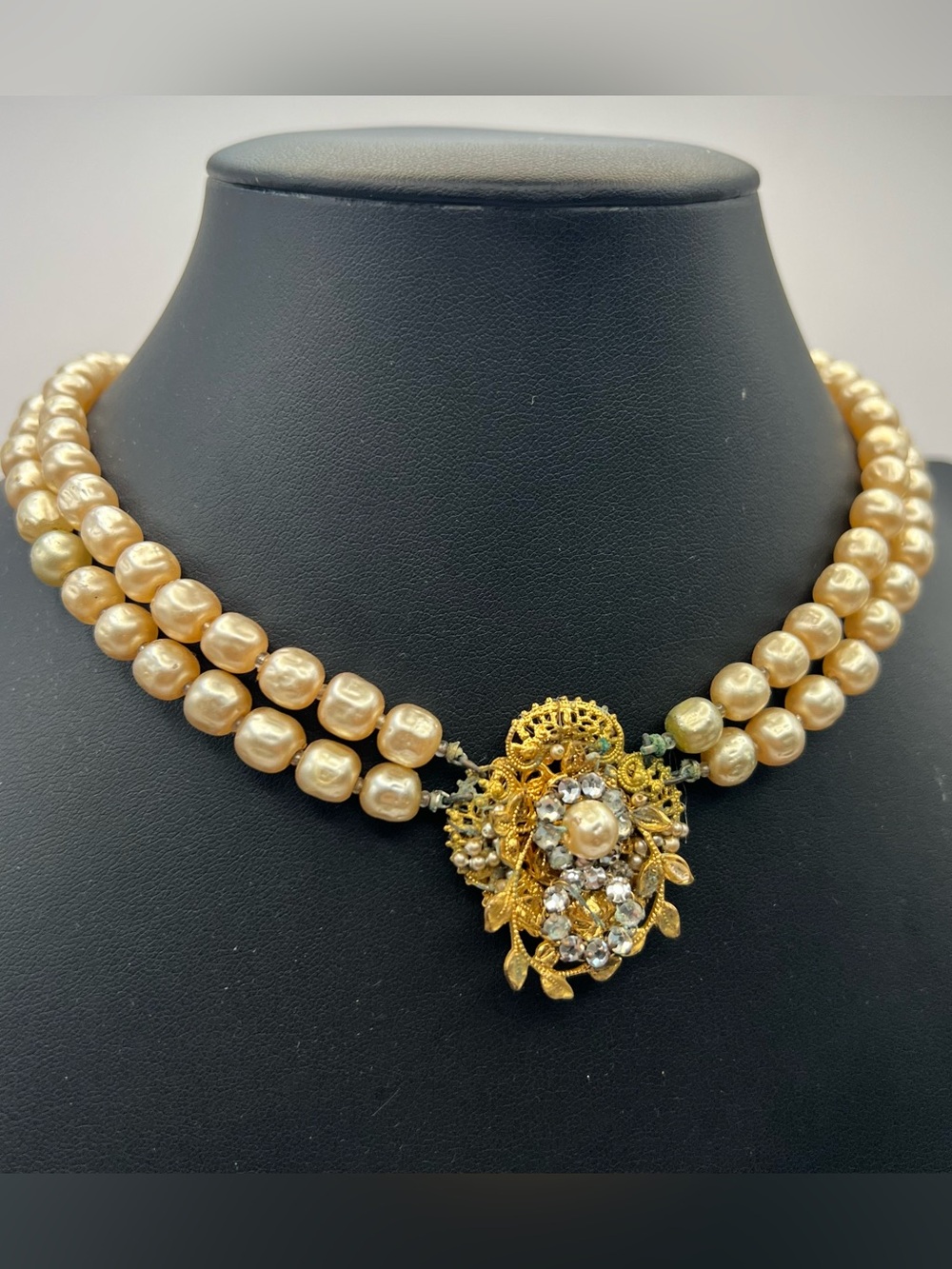Unsigned Miriam Haskel Faux Pearl Chiker Necklace w/ Filagree Centerpiece
